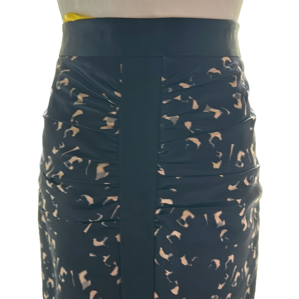Milly 100% silk skirt. 22 inches. Lined. Side invisible zipper. - Picture 3 of 3